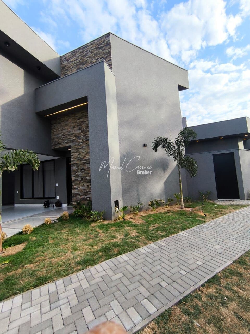 Belíssima casa à venda com 4 suítes sendo 1 máster, living com adega, cozinha gourmet e muito conforto.