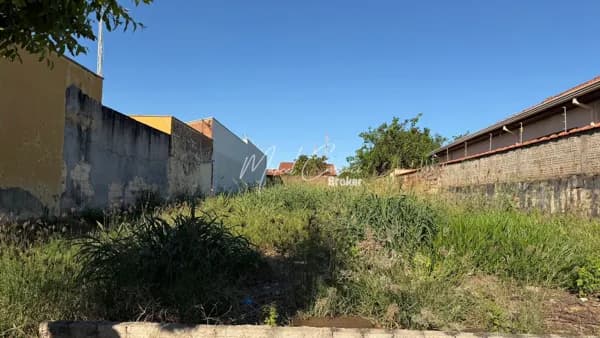 Terreno Comercial à venda, com 500 metros quadrados, plano, lados definidos no centro da cidade de Mirassol SP