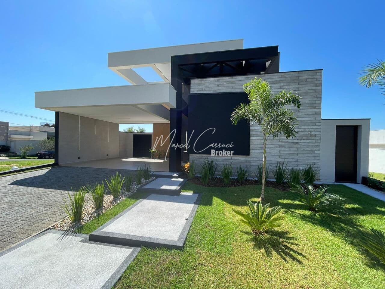 Belíssima casa à venda com 3 suítes sendo 1 máster, piscina aquecida, muito luxo e conforto.