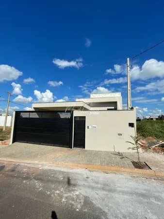 Linda casa à venda com 2 quartos, área Gourmet com churrasqueira e piscina