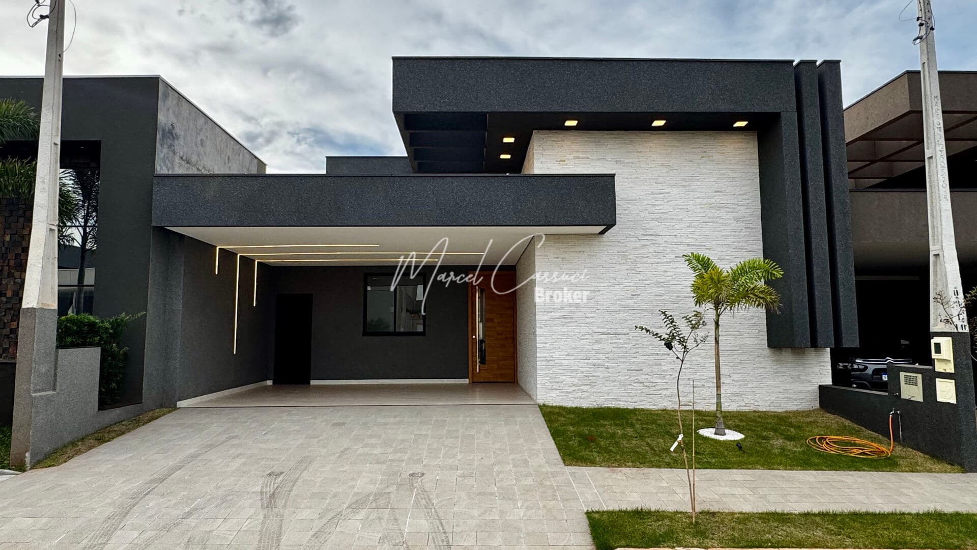 Casa térrea à venda, com 165m², distribuídos em 3 quartos suítes, escritório, lavabo, sala conjugada, venha conhecer, segurança e conforto em condomínio fechado.