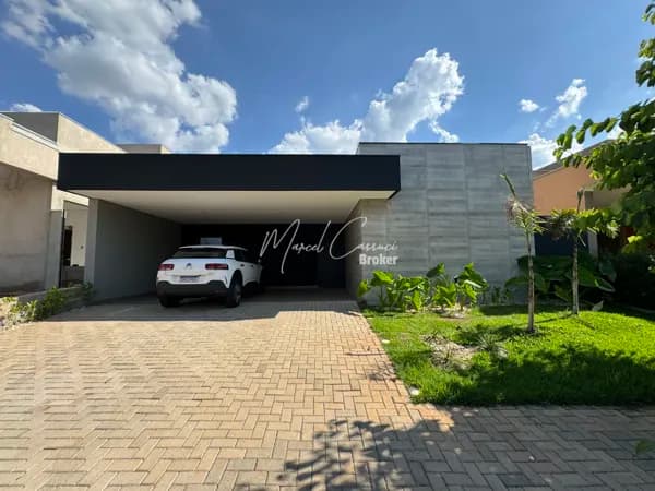 Belíssima casa Alto Padrão à venda com 3 suítes, sendo uma suíte máster com chuveiro e pia duplos e closet
