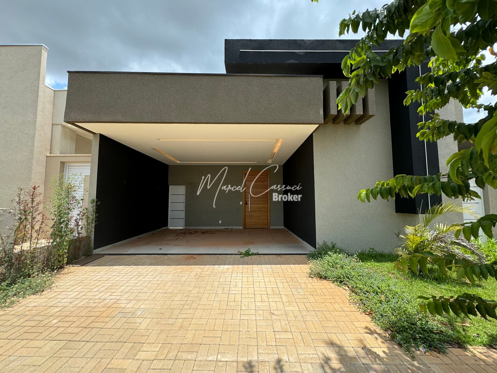 Belíssima casa à venda com 3 suítes, sendo 1 suíte com closet, cozinha Gourmet e piscina com cascata