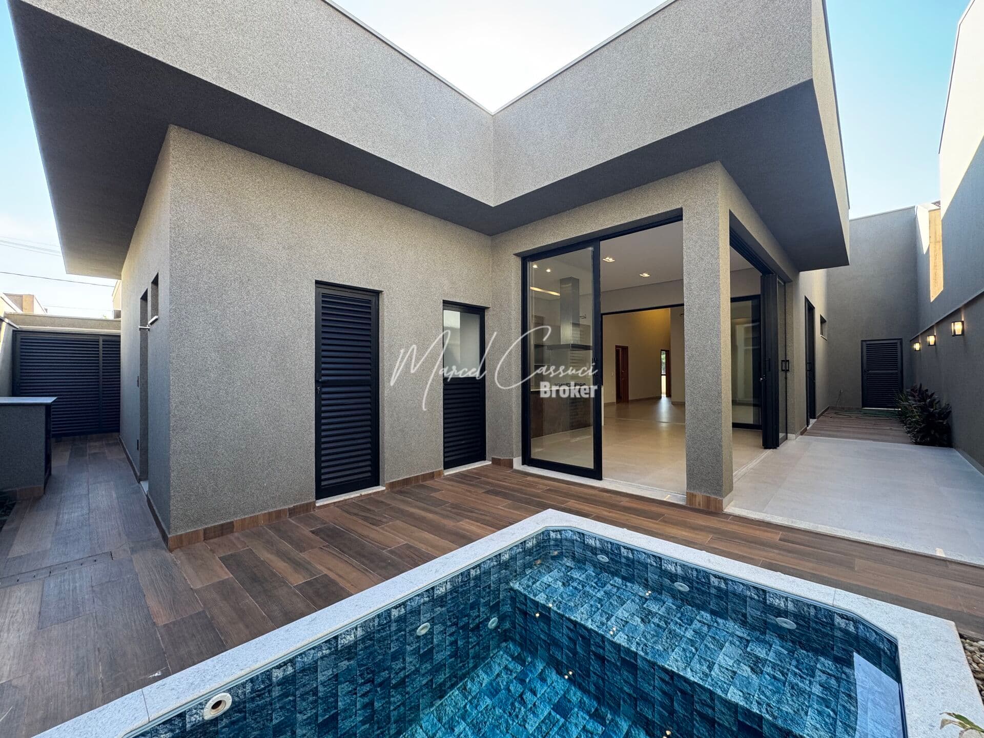 Belíssima casa à venda com 3 suítes, sendo 1 suíte máster com closet, área Gourmetcom cooktop e coifa, energia fotovoltaica e com 209m²