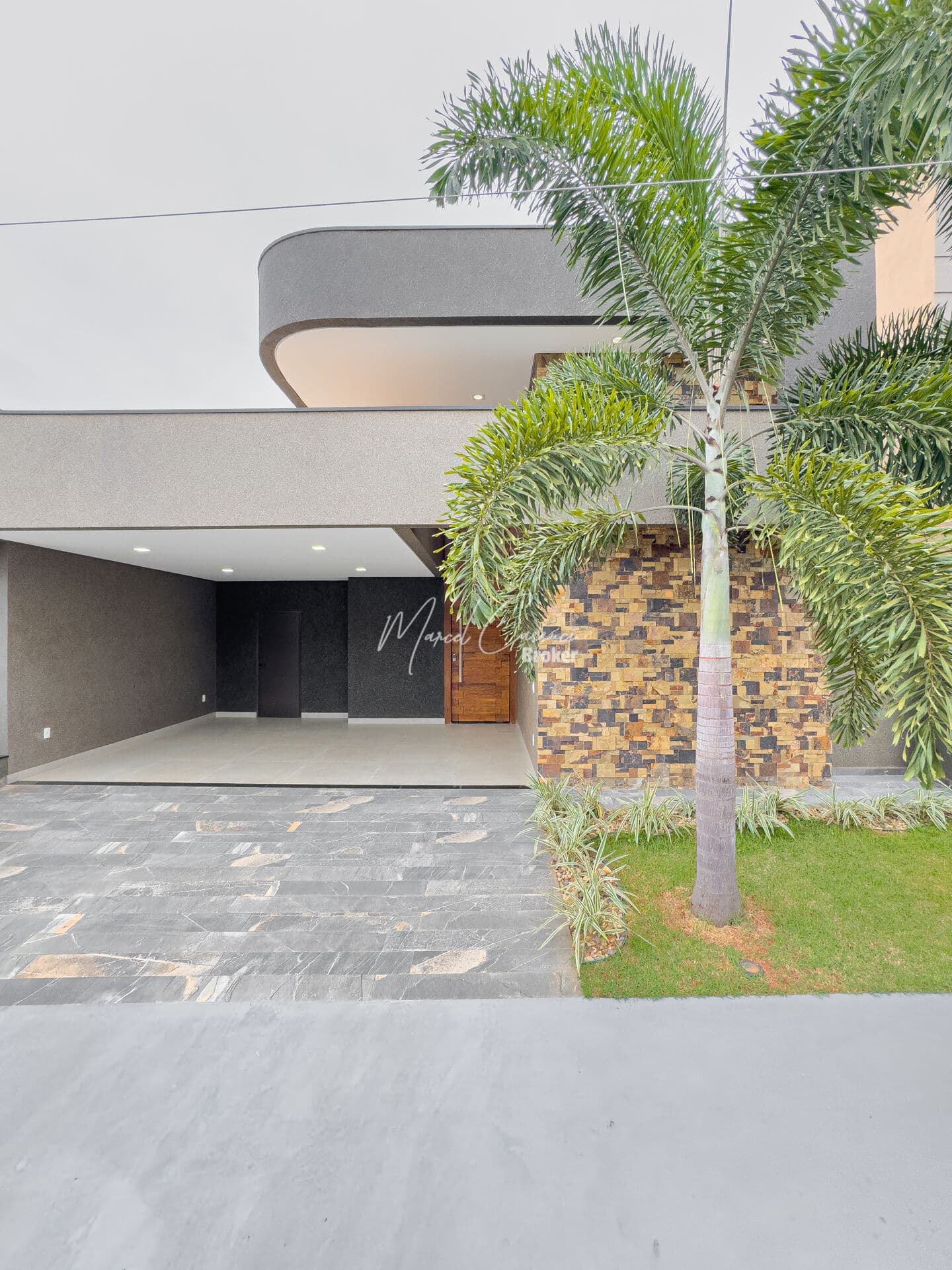 Belíssima casa à venda com 3 suítes, sendo 1 suíte com closet, piscina aquecida com cascata e energia fotovoltaica