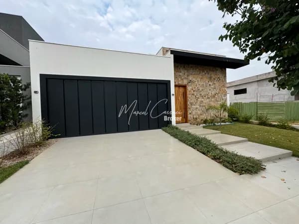 Lindíssima casa à venda, com 1 suíte casal com banheira, 2 quartos com closet, garagem americana