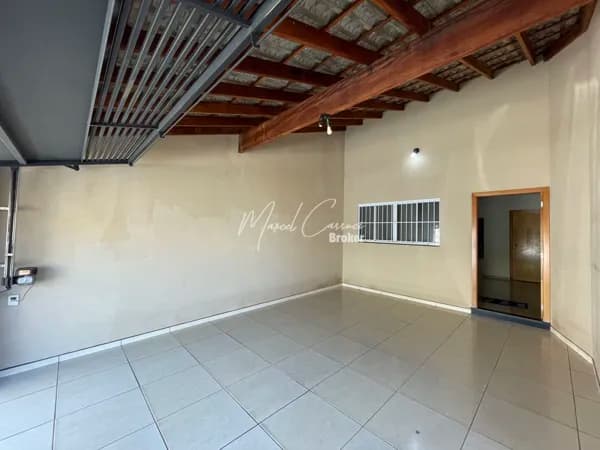 Linda casa à venda com 3 quartos, sendo 1 suíte, bem localizada no bairro Regissol I