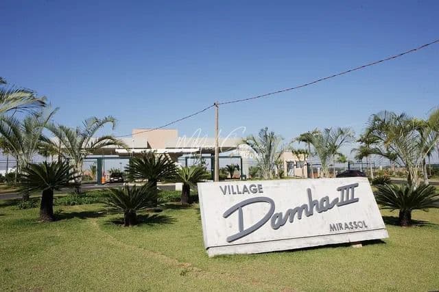 Terreno à venda em Condomínio Village Damha III