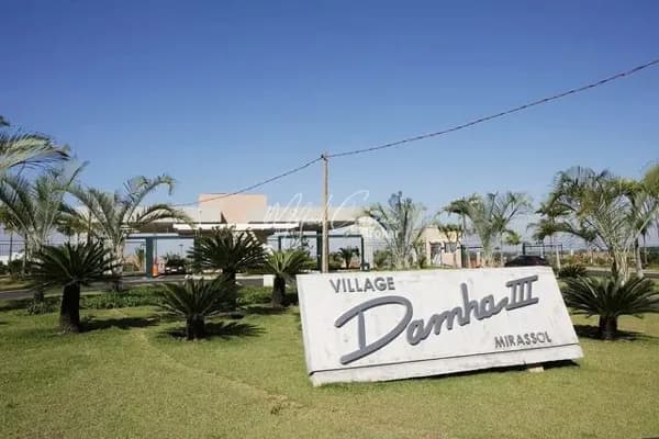 Terreno à venda em Condomínio Village Damha III
