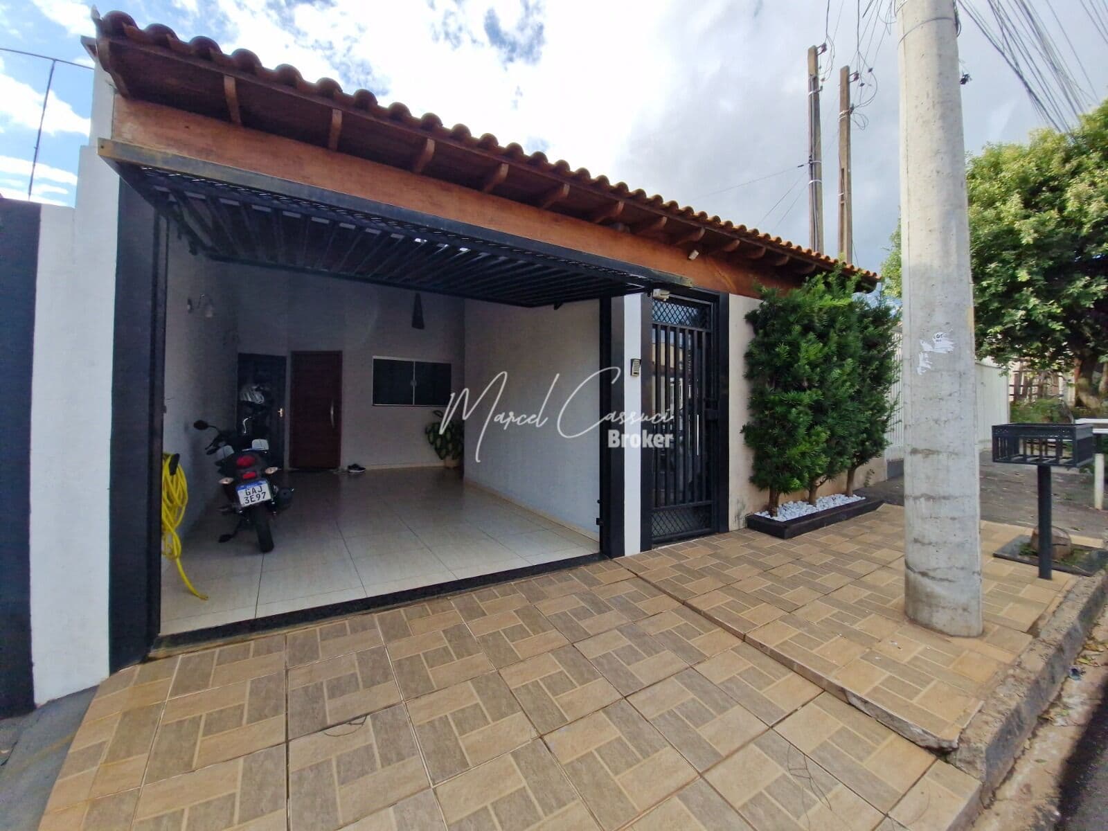 Linda casa à venda, com 3 quartos, sendo 1 suíte, área de luz em bairro aberto