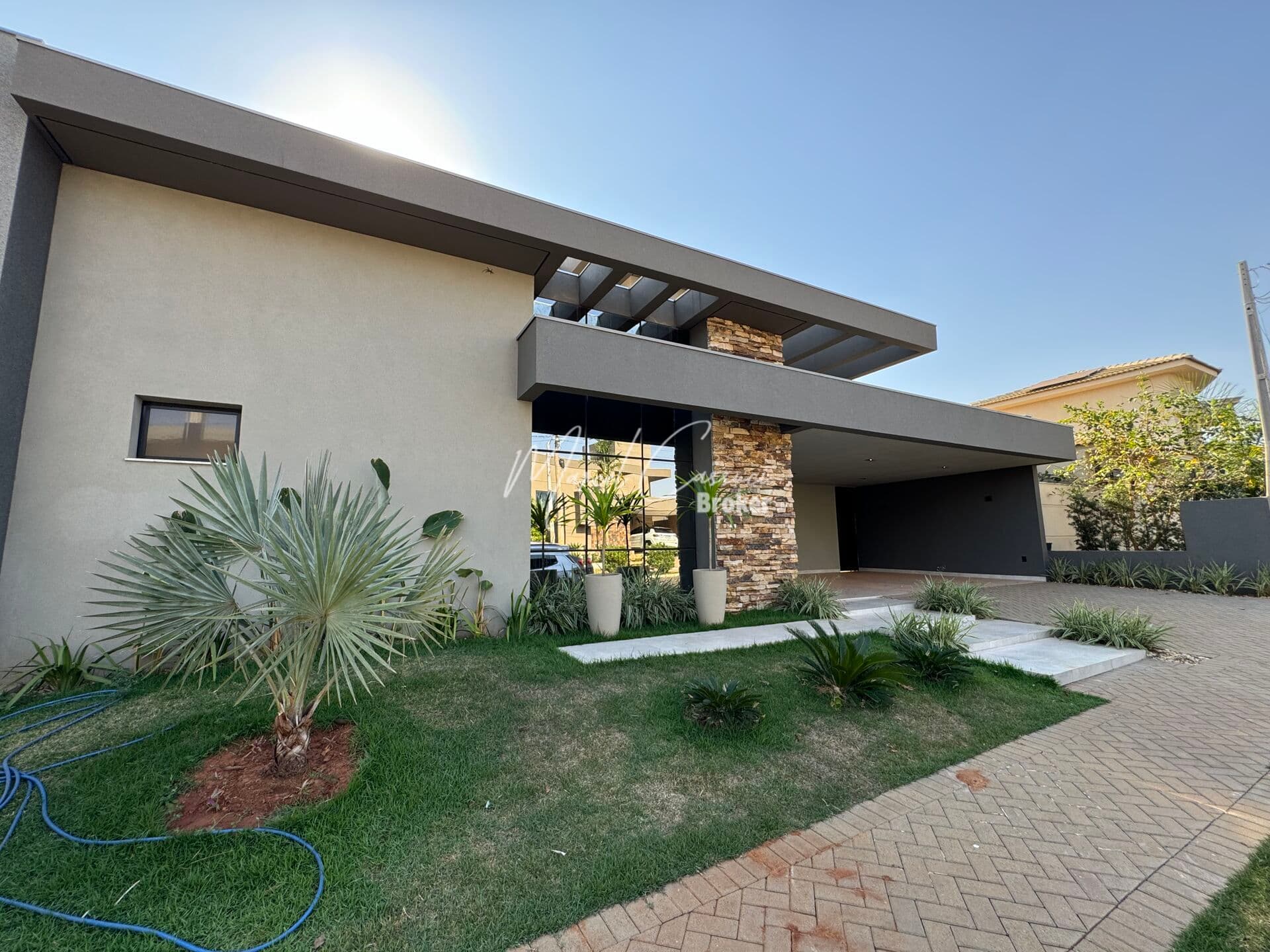 Casa à venda com 3 quartos suítes, sendo 1 suíte com closet, área Gourmet e piscina com cascata, ambientes amplos e integrados, localizada no Quinta do Lago I em Rio Preto