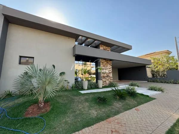 Casa à venda com 3 quartos suítes, sendo 1 suíte com closet, área Gourmet e piscina com cascata, ambientes amplos e integrados, localizada no Quinta do Lago I em Rio Preto