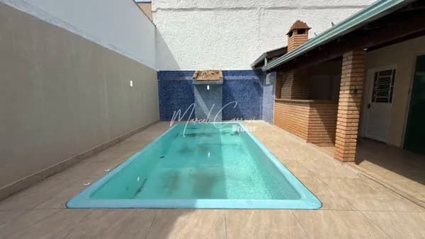 Casa com 3 quartos, sendo 1 suíte, área Gourmet e piscina