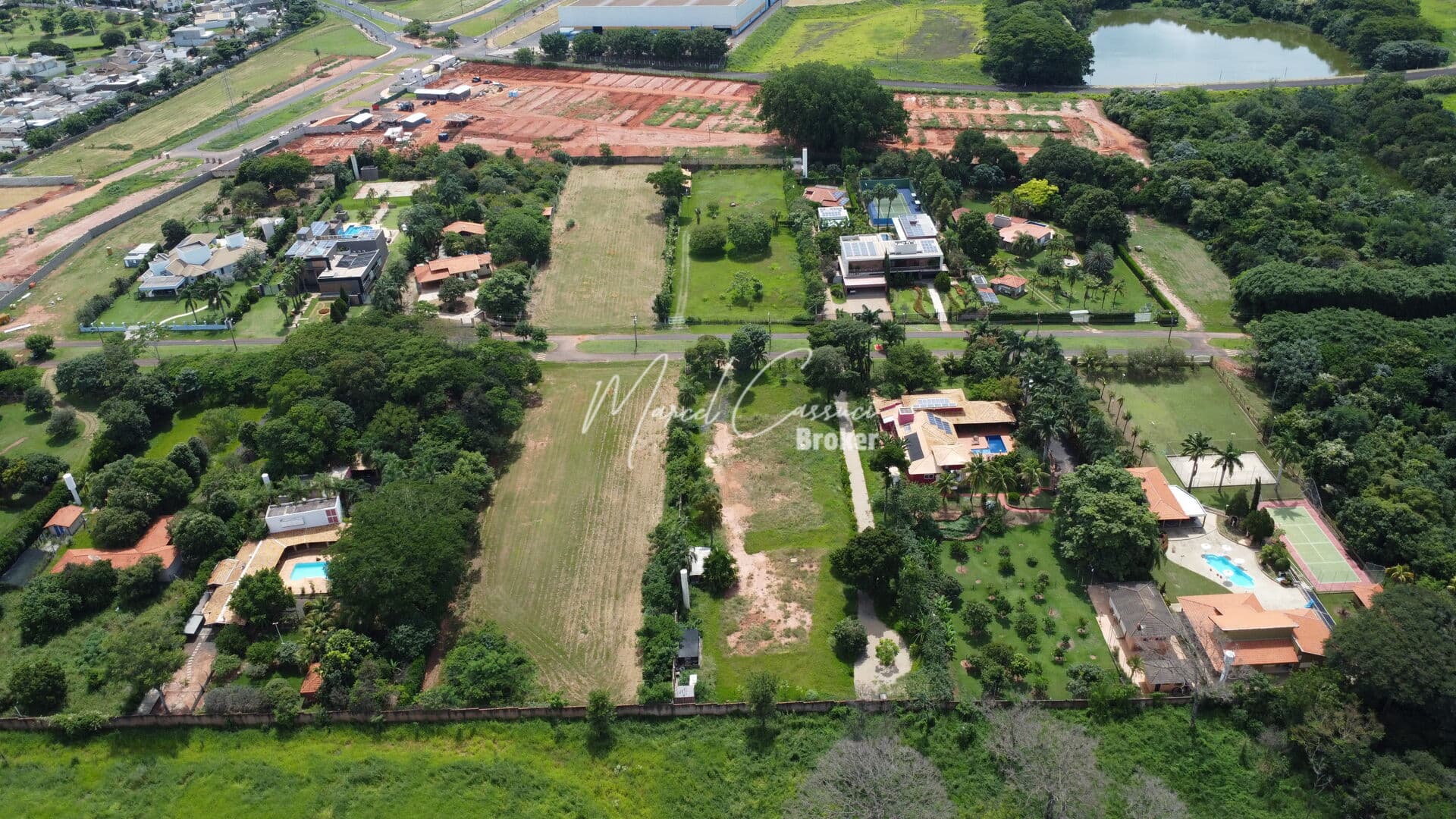 Excelente terreno à venda em condomínio fechado, toda murada, ótima oportunidade