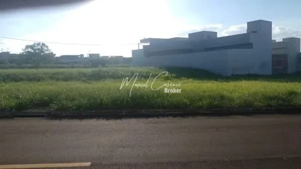 Lindo terreno à venda em Condomínio