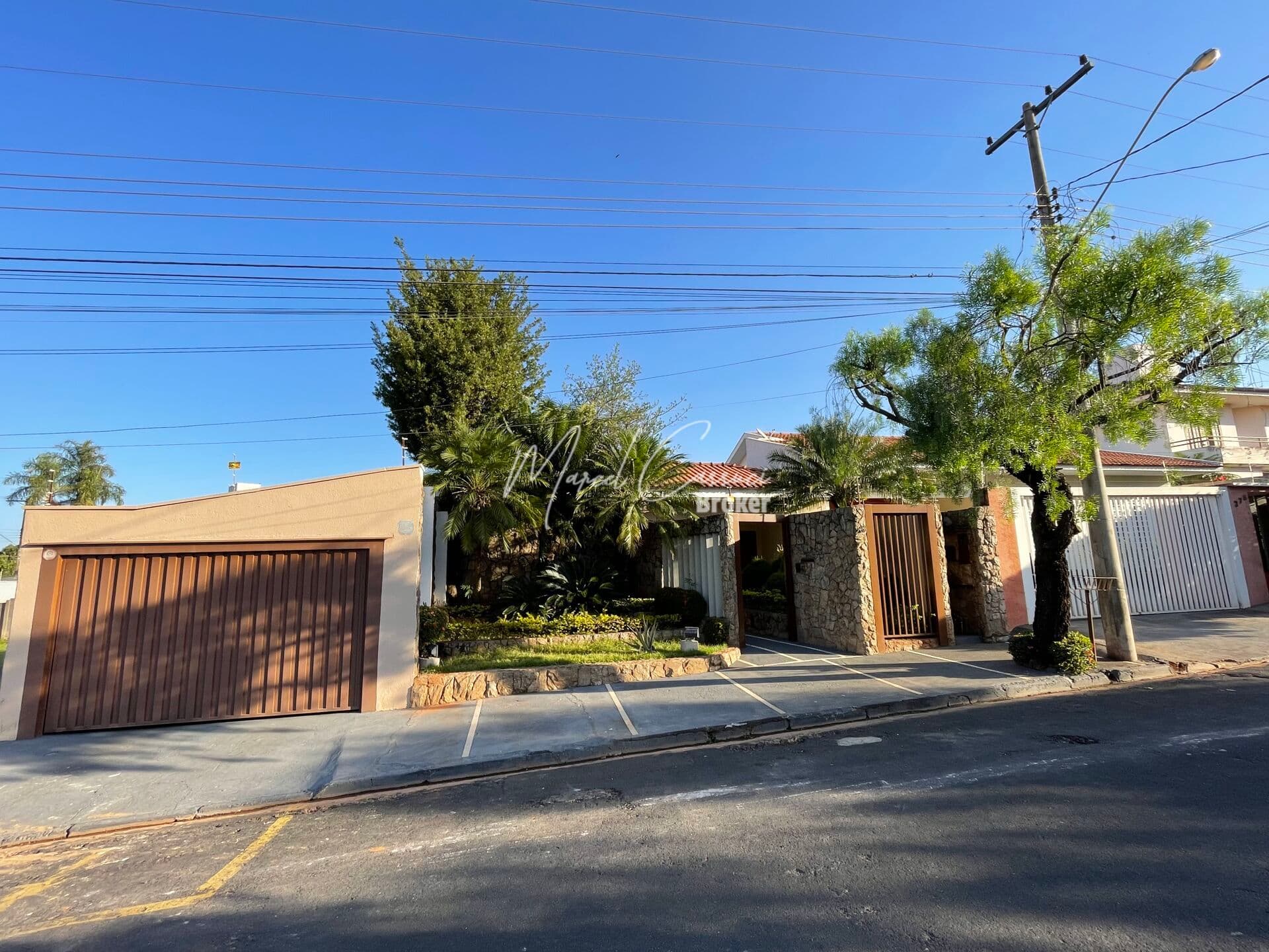Linda casa à venda, com 3 quartos, sendo 1 suíte, área Gourmet com excelente localização
