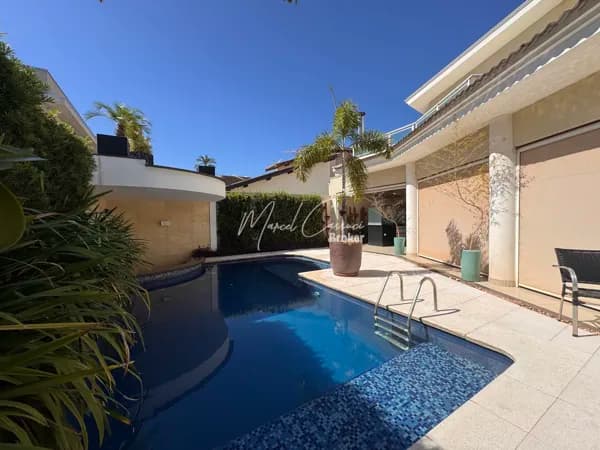 Belíssimo sobrado à venda com 4 suítes sendo 1 suíte máster e térrea, área Gourmet e piscina extensa com cascata