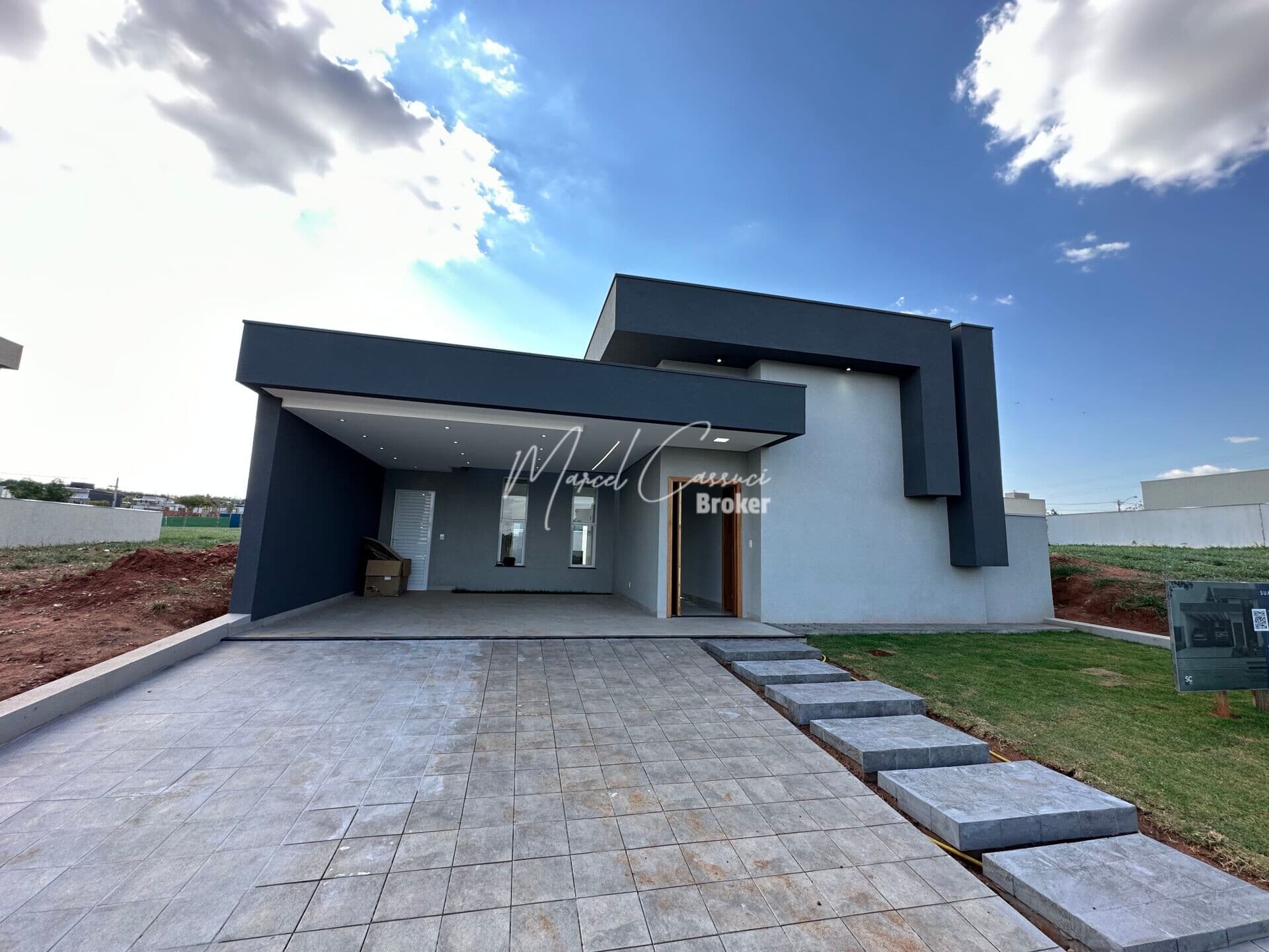 Casa Alto Padrão à venda com 3 quartos sendo 1 suíte com closet.