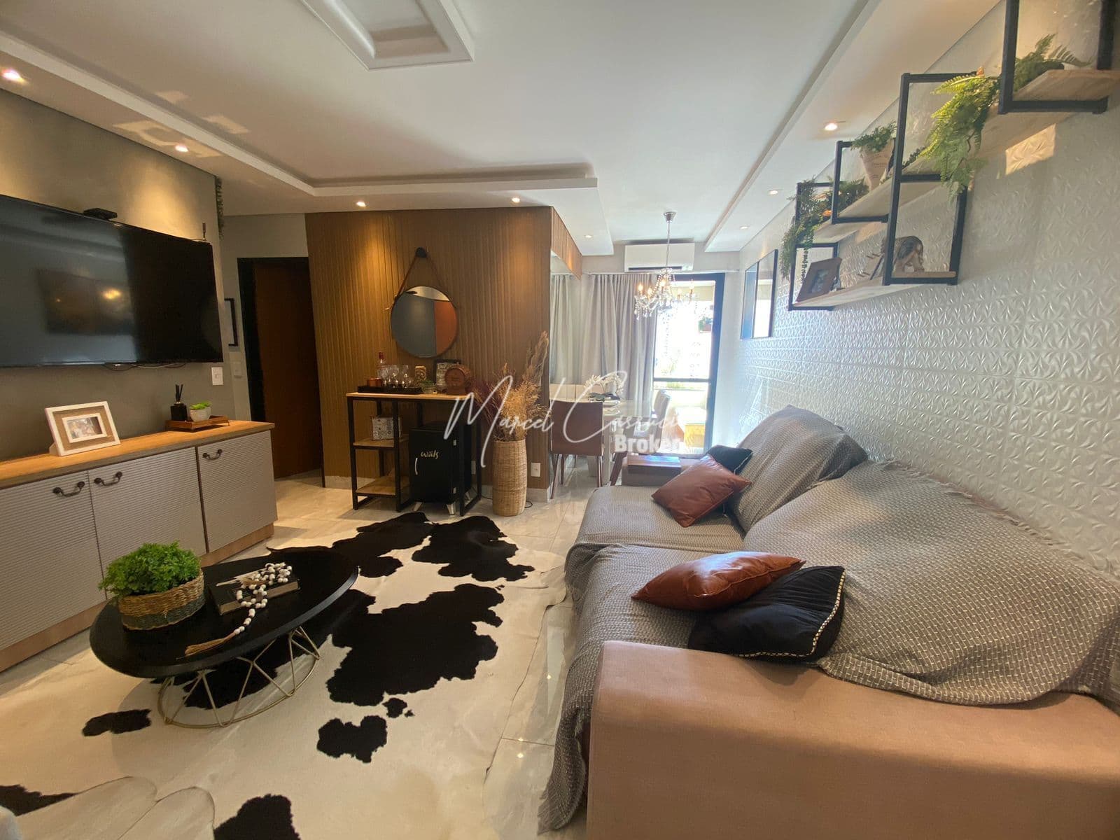 Apartamento à venda em ótima localização com 2 quartos, andar alto com elevador.