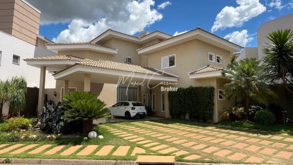 Lindo sobrado à venda com 3 suítes sendo 1 com closet e banheira, deliciosa área Gourmet e piscina.