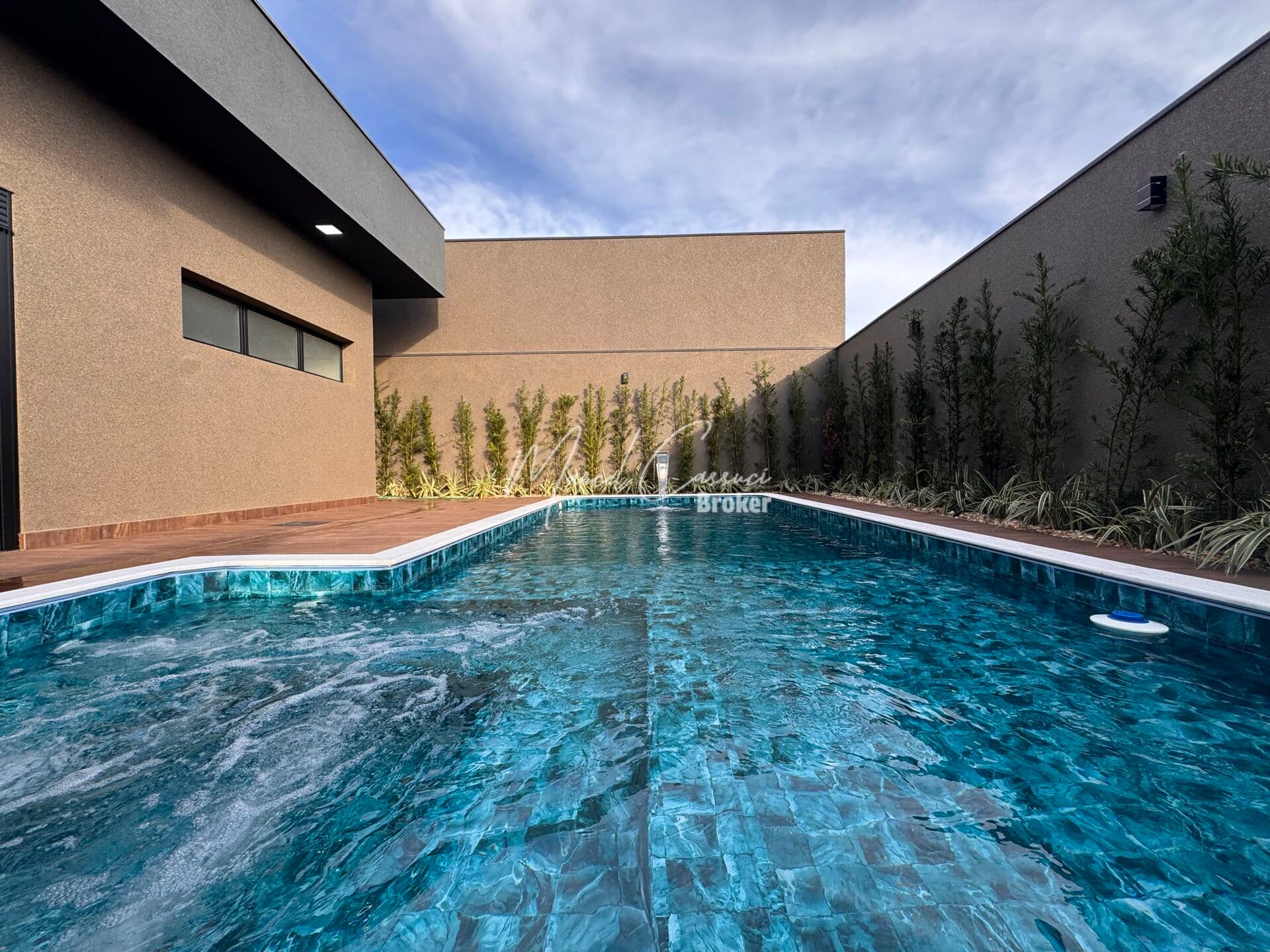 Lindíssima casa à venda, com 4 suítes, sendo 1 suíte máster com closet, cozinha Gourmet e piscina com cascata e ofuro