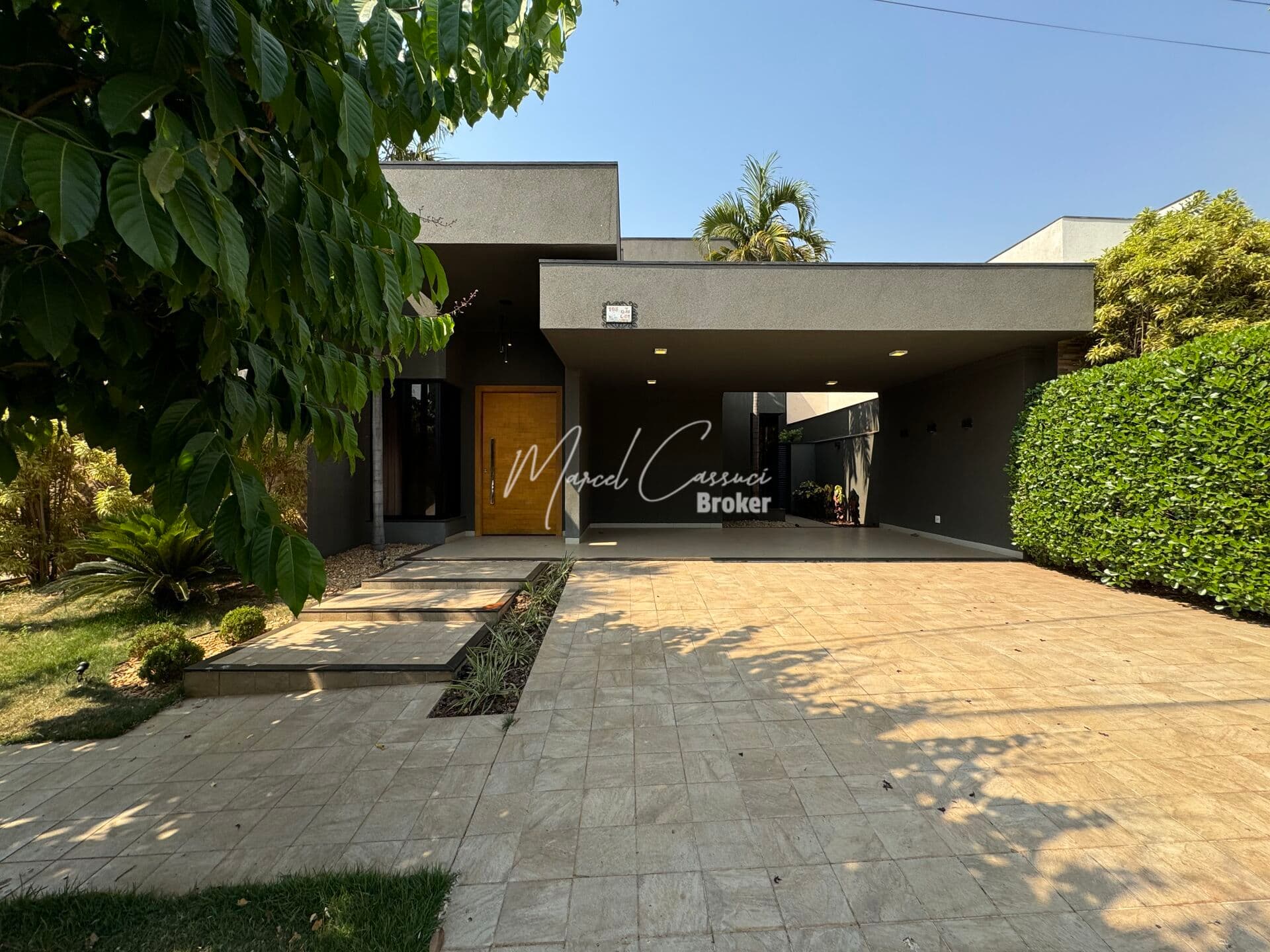 Belíssima casa à venda com 4 suítes, área Gourmet com churrasqueira, piscina e com 290m²