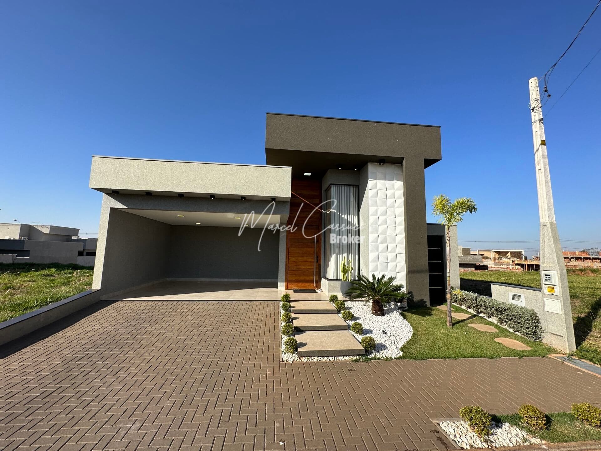 Casa Alto Padrão à venda na modalidade Porteira Fechada com 3 quartos, 1 suíte com closet e uma belíssima Jacuzzi.