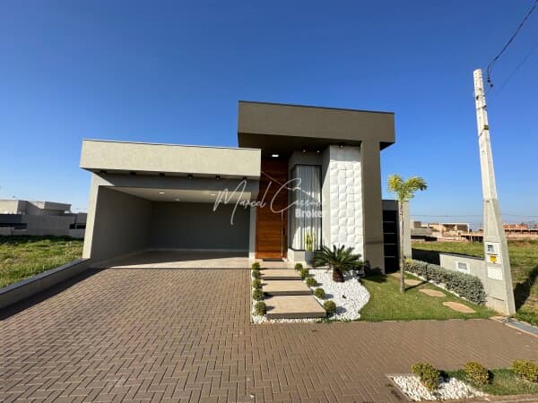 Casa Alto Padrão à venda na modalidade Porteira Fechada com 3 quartos, 1 suíte com closet e uma belíssima Jacuzzi.