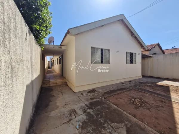 Casa Geminada seis dormitórios ótima localização