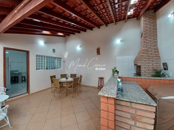 Casa no Jardim Marilu, 4 quartos, muito bem localizada, ambientes amplos e arejados