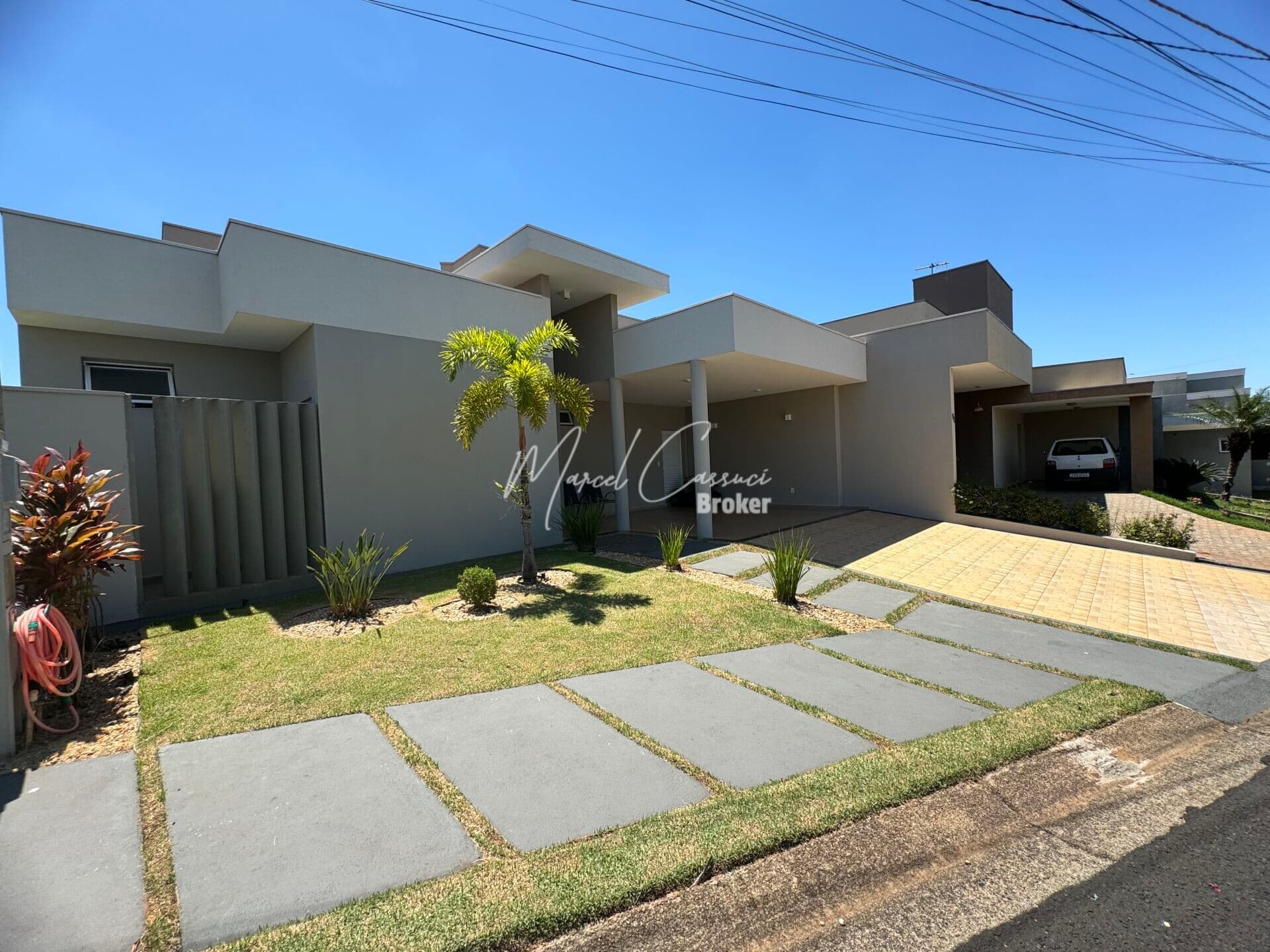 Linda casa à venda com 3 quartos sendo 1 suíte, casa rica em armários planejados