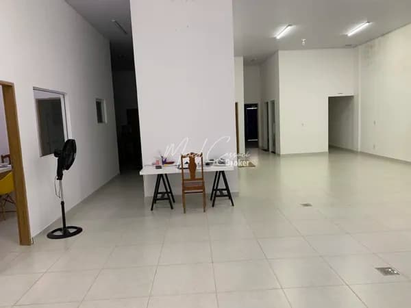 Excelente imóvel comercial à venda, com 2 escritórios e 2 docas cobertas para carga e descarga