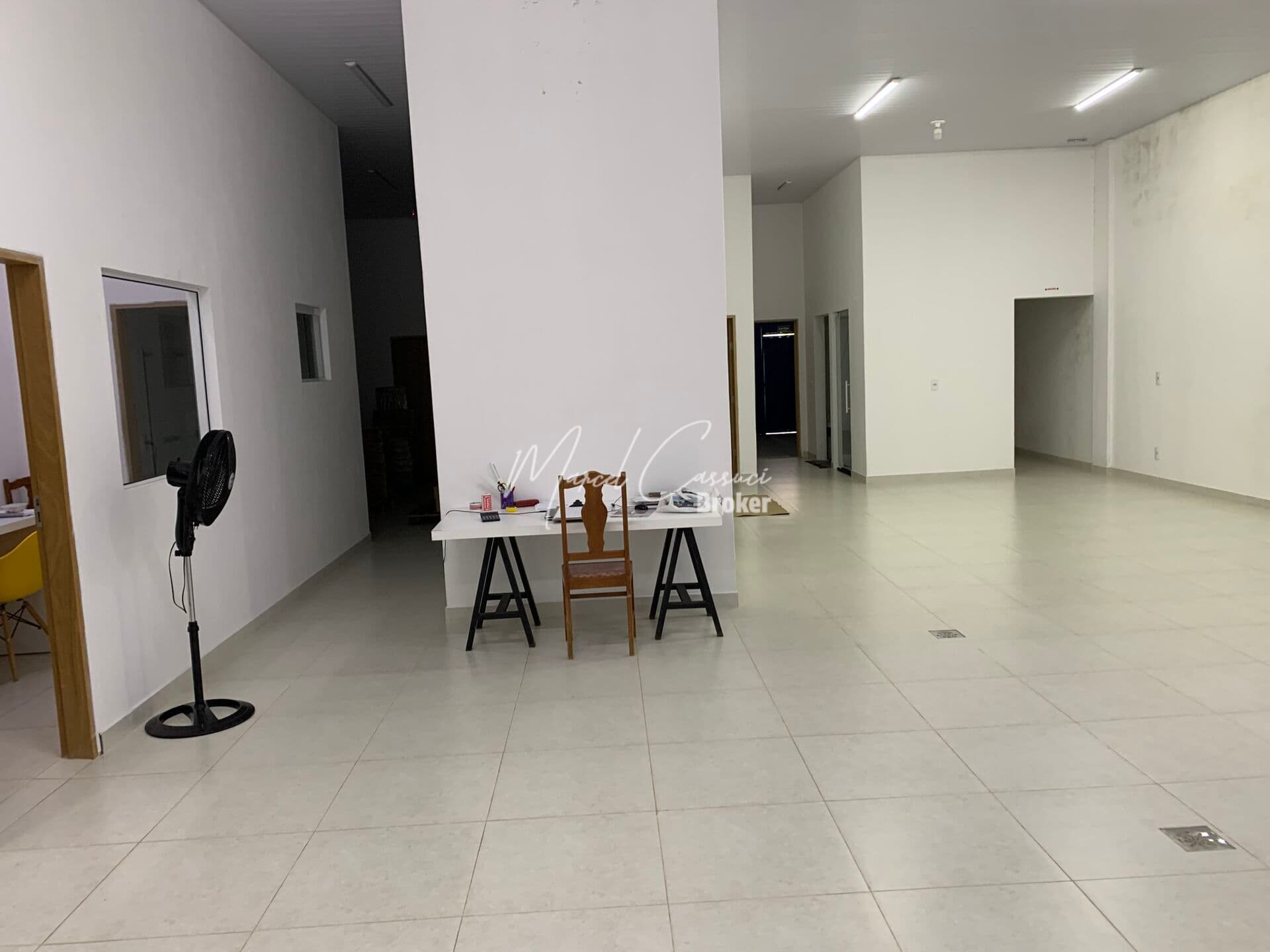 Excelente imóvel comercial à venda, com 2 escritórios e 2 docas cobertas para carga e descarga
