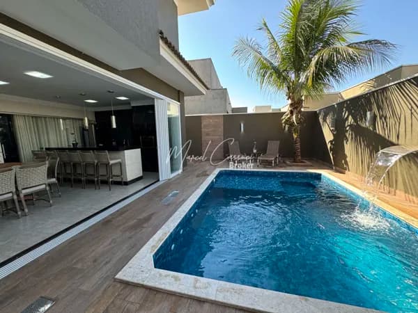 Sobrado com 3 suítes sendo 1 master, área gourmet com piscina e muito espaço externo.