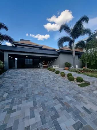 Belíssima casa à venda com 4 suítes, sendo 1 suíte máster com closet, área Gourmet ampla, piscina aquecida e hidromassagem