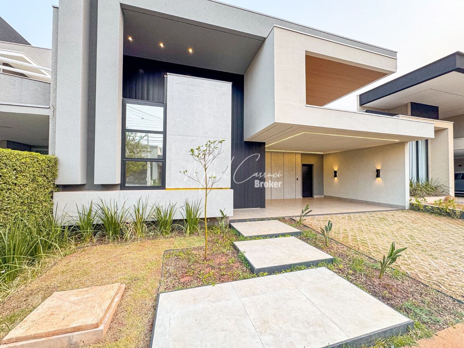 Belíssima casa à venda com 3 suítes sendo 1 máster com closet e banheira, muito espaço e piscina no lazer.