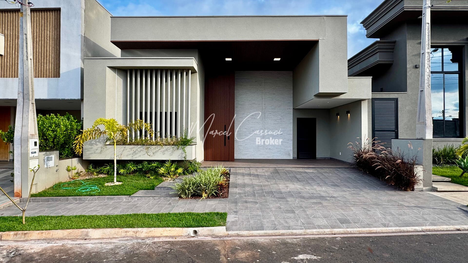 Casa térrea à venda, com 142,35m², distribuídos em 3 quartos suítes, escritório, lavabo, sala conjugada, venha conhecer, segurança e conforto em condomínio fechado.