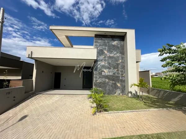 Belíssima casa à venda com 3 suítes sendo 1 máster com closet e banheira. Piscina com hidro, iluminação e cascata.
