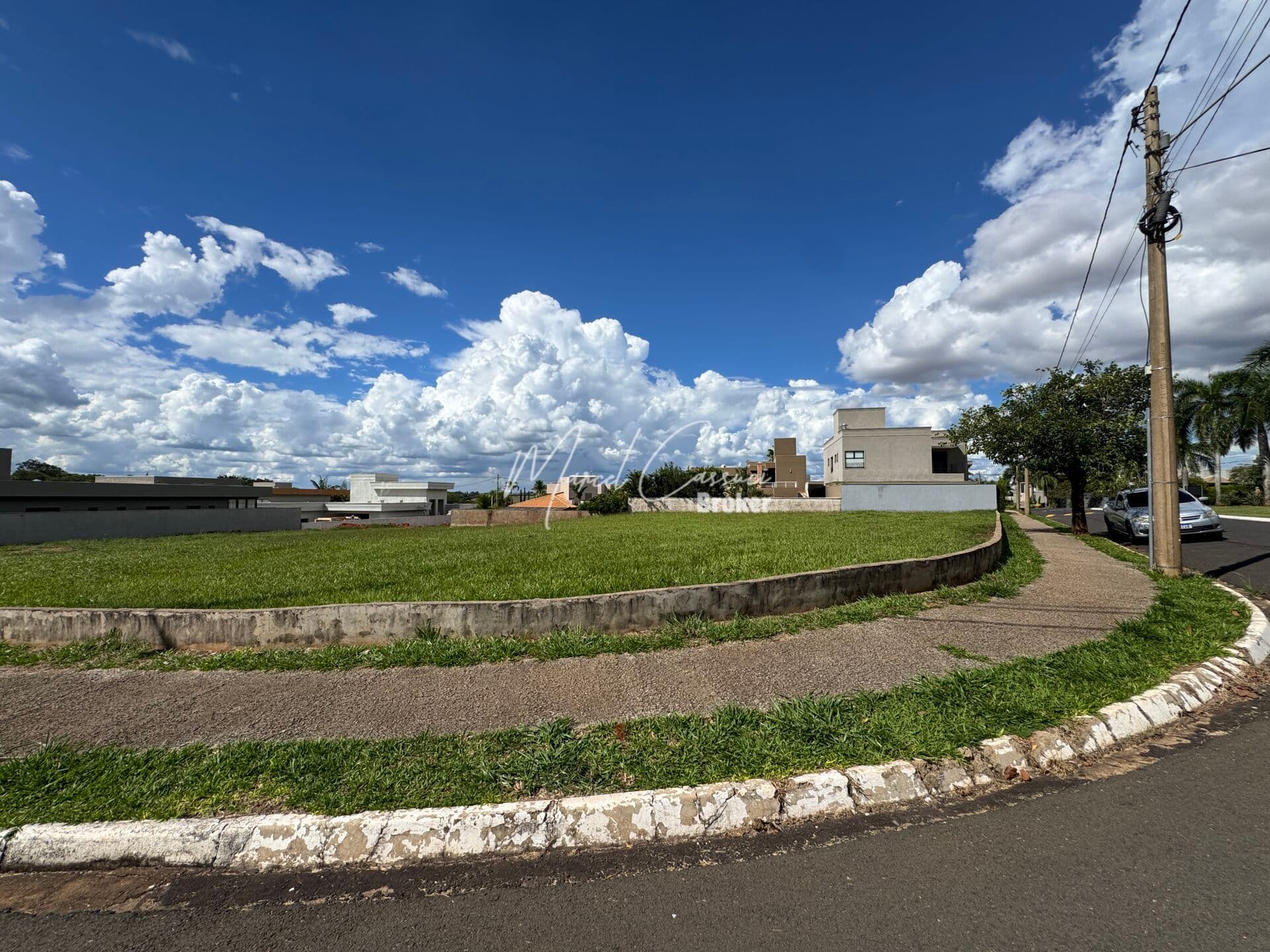 Terreno amplo, com localização estratégica, 838 metros quadrados, uma exclusividade dentro do Condomínio Golden Park em Mirassol.