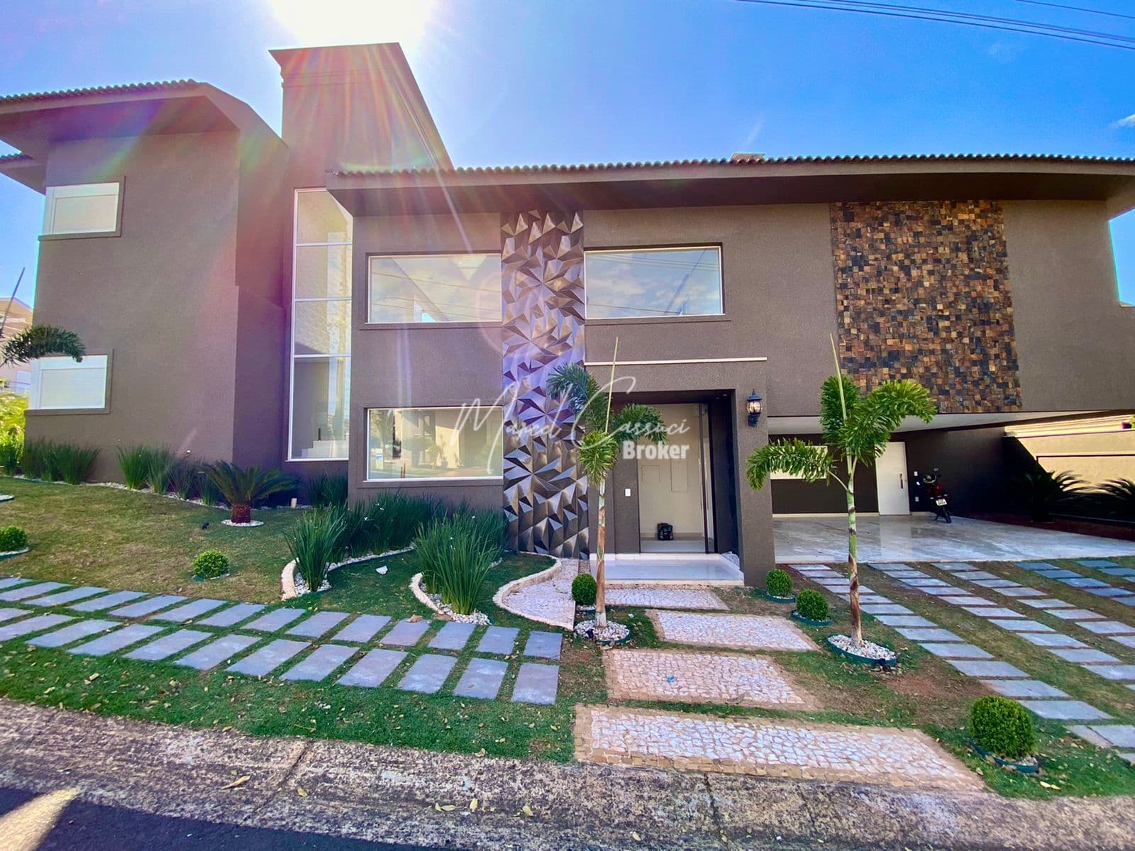 Casa triplex à venda, com 4 suítes, sendo 1 suíte máster com closet e piscina aquecida, Damha IV, Rio Preto