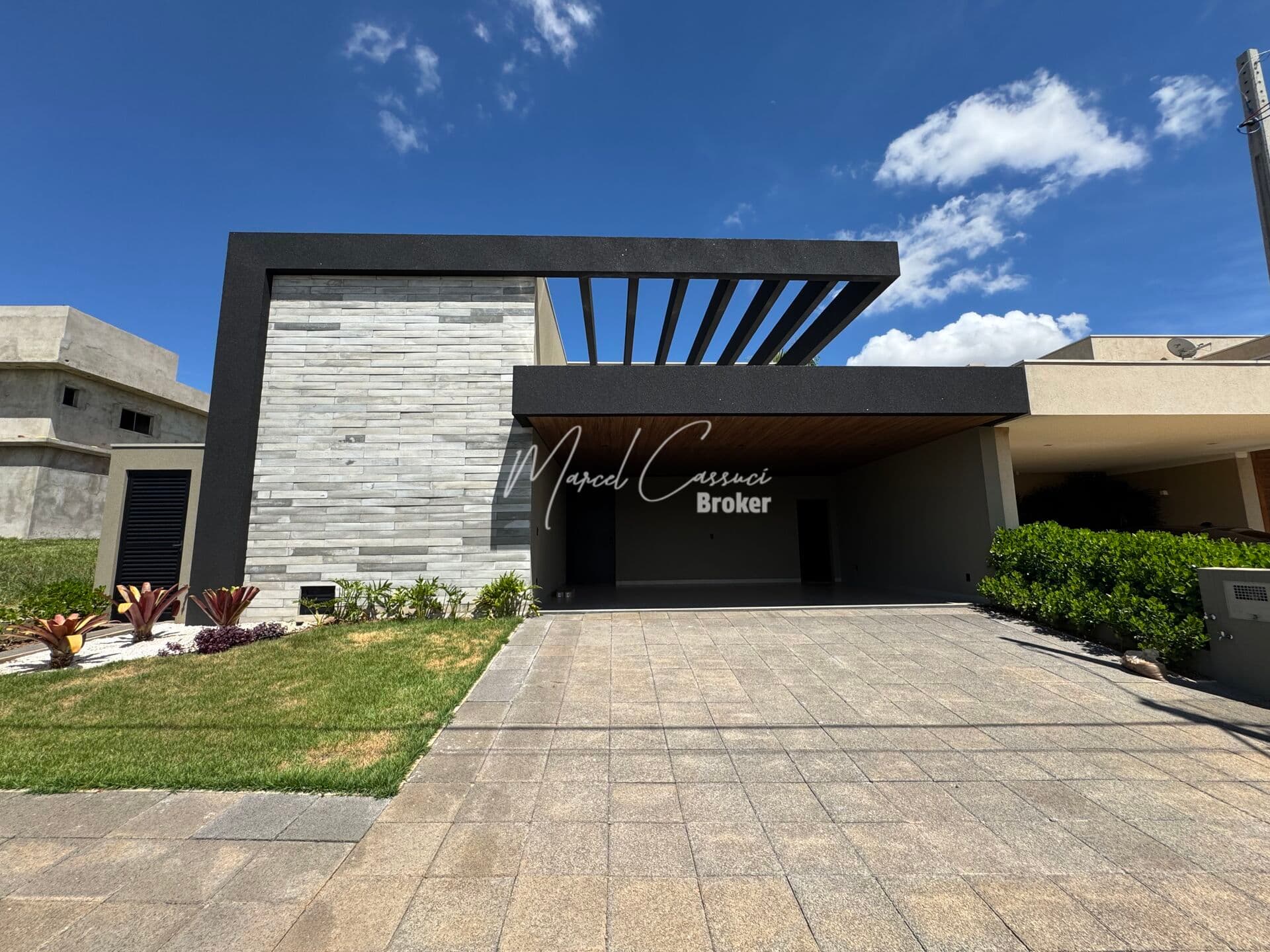 Belíssima casa à venda com 3 suítes, sendo 1 suíte máster com closet e banheira, área Gourmet e piscina aquecida