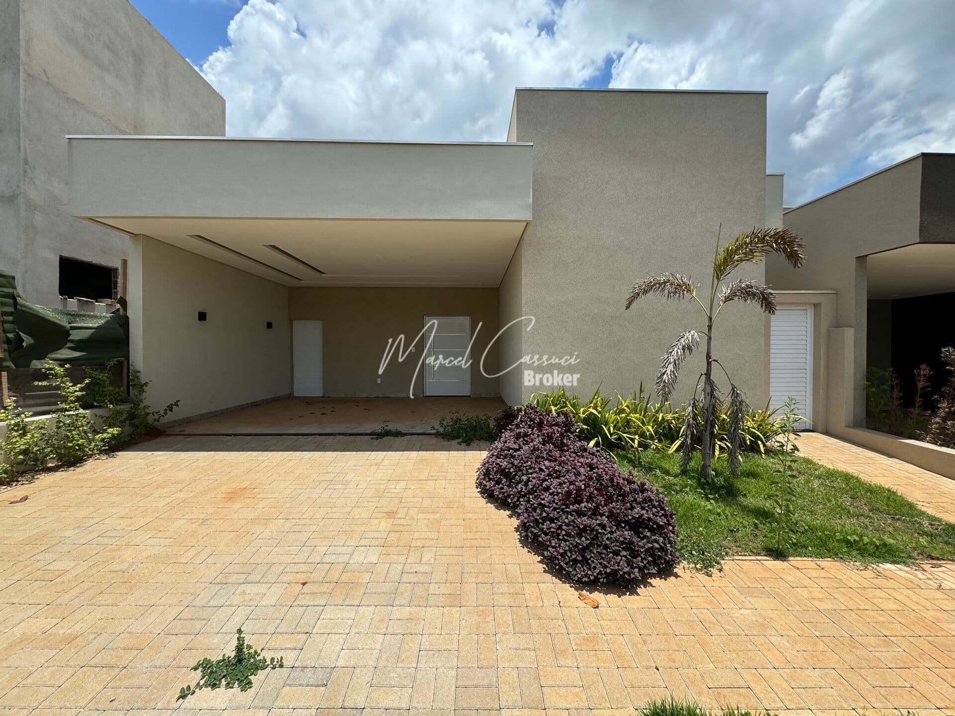 Belíssima casa à venda com 3 suítes, sendo 1 suíte com closet, cozinha Gourmet e piscina com cascata