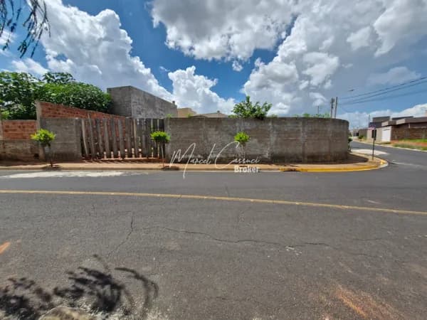 Excelente terreno à venda em bairro aberto, de esquina com ótima localização