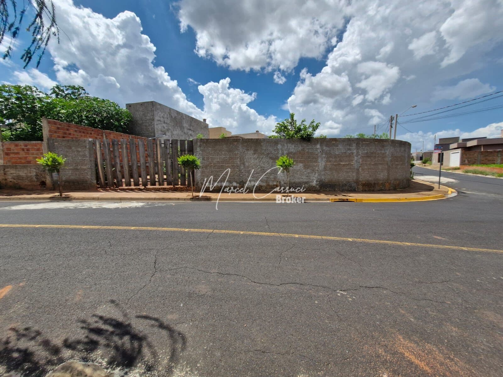 Excelente terreno à venda em bairro aberto, de esquina com ótima localização