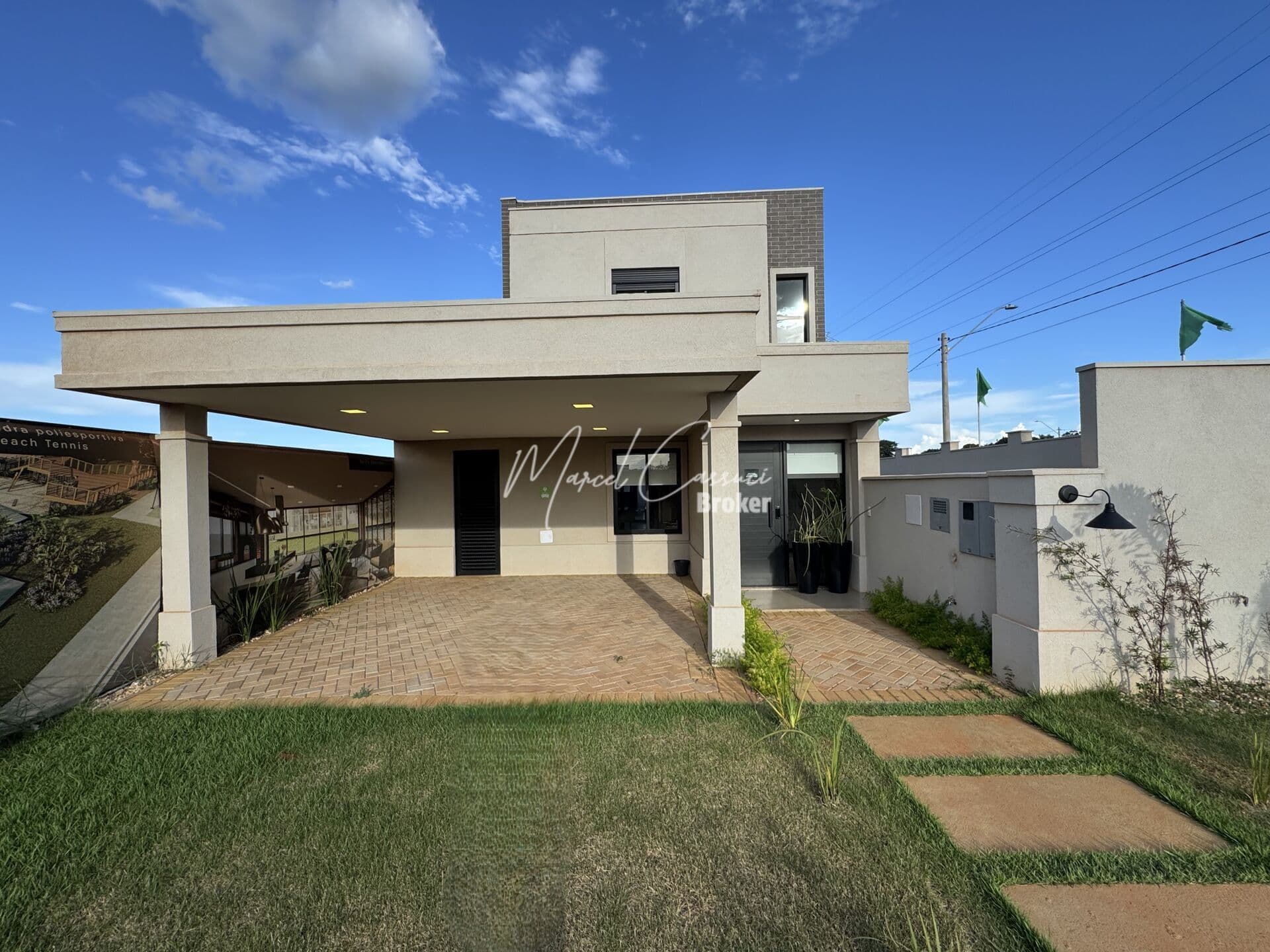 Belíssimo sobrado à venda com 3 suítes, sendo 1 suíte com closet, piscina e um quintal com espaço para ampliação