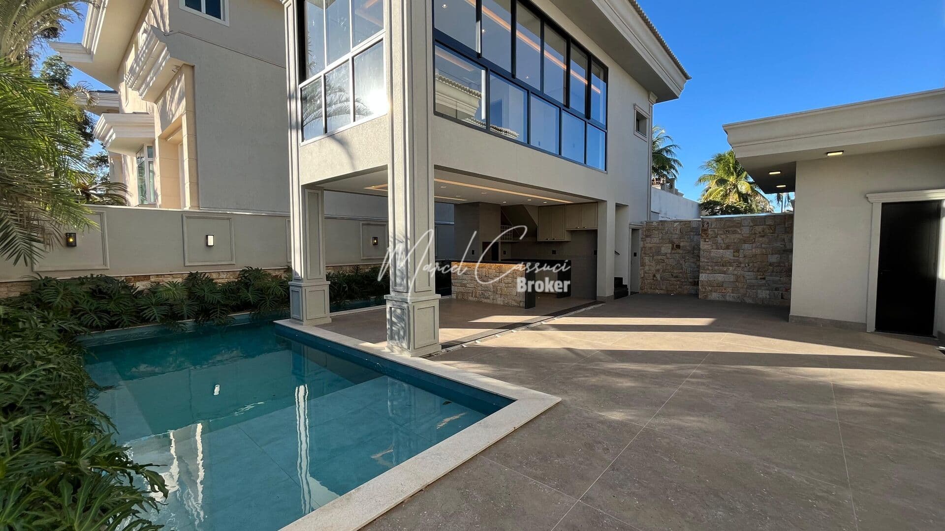 Belíssimo sobrado à venda, com 6 suítes, todas com closet, área Gourmet, piscina e sauna