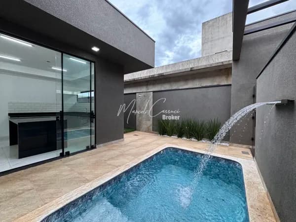 Belíssima casa à venda com 3 suítes amplas, sendo 1 suíte máster com closet, hall de entrada e piscina com cascata