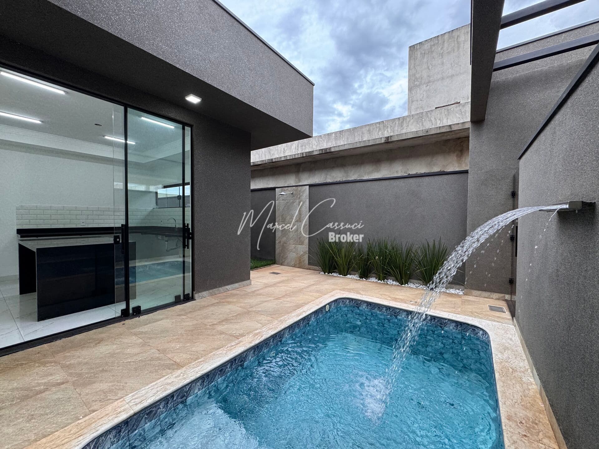 Belíssima casa à venda com 3 suítes amplas, sendo 1 suíte máster com closet, hall de entrada e piscina com cascata