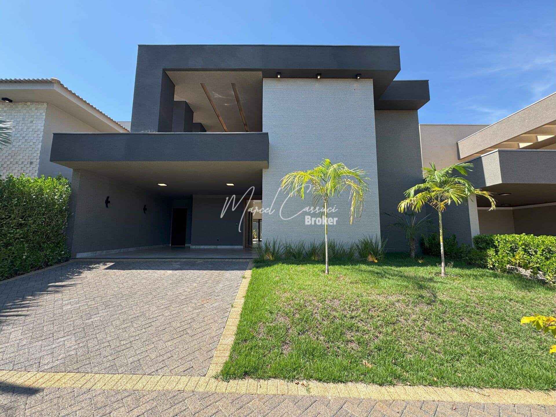Belíssima casa à venda com 3 suítes sendo 1 máster com hidromassagem, cozinha gourmet e piscina no laser.