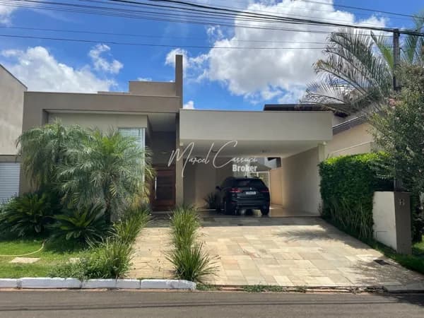 Casa à venda com 3 suítes, piscina com raia, excelente localização no Condomínio Village La Montagne